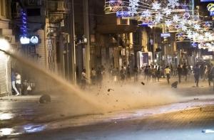 Полиция жестко разогнала протестующих в Анкаре и Стамбуле