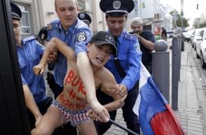 Femen сообщает о похищении трех активистов, журналиста и белой собачки