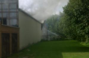 Пожар в Плявниеках: открытым пламенем горит склад