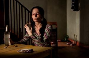 Домушник подарил хозяйке водку на прощание