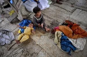 На пакистанском телешоу разыгрывают младенцев