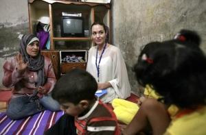 Латвийцы интересуются детьми из Камбоджи по примеру Анджелины Джоли