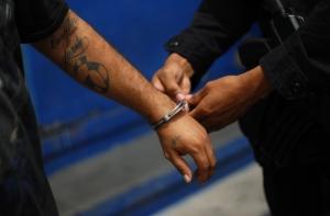 Двое преступников ударили мужчину по голове и украли деньги