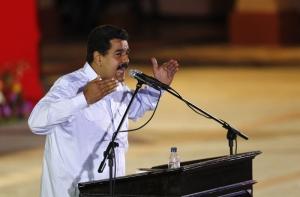 Мадуро ночует у могилы Чавеса