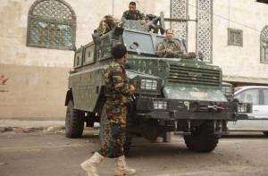 На улицы столицы Йемена выведена бронетехника
