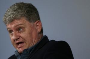 Отец Сноудена собирается в Россию на следующей неделе