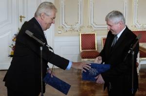 Президент Чехии принял отставку правительства