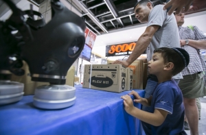 Израильтяне массово запасаются противогазами