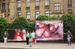 Противники абортов в Риге пикетировали Минздрав
