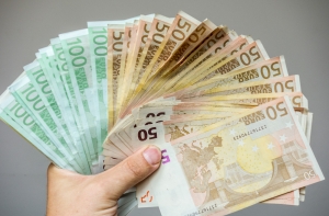 Министры хотят зарплату в 3500 латов «на руки»