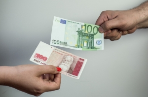 В Риге поймали двух педагогов на махинациях с зарплатами