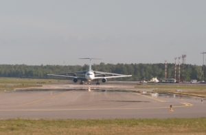 ЧП в аэропорту Домодедово: cамолет выкатился за пределы полосы
