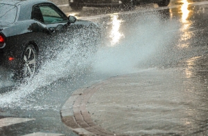 Проливные дожди в Риге создают угрозу на дорогах (АУДИО)
