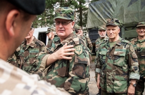 Латвийские военнослужащие участвуют в учениях по спасению на море