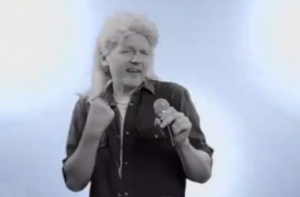 Джулиан Ассанж запел в стиле 80-х (ФОТО)