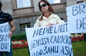 Минюст рассмотрит заявление о приостановке выдачи Чаловского