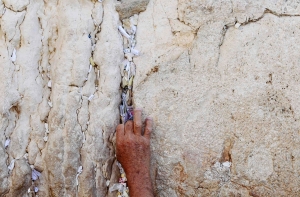 Стену Плача очищают от записок (ФОТО)