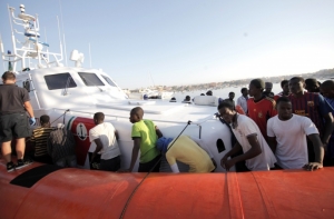 Мальта отказалась принять судно с сотней спасенных беженцев