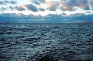Морское побережье Латвии завалено стеклом, бумагой и пластмассой