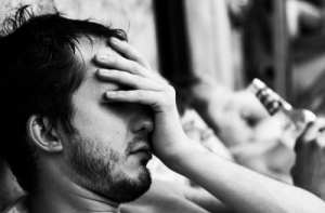 Ученые назвали возраст самого жестокого похмелья