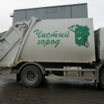 В Риге мусоровоз насмерть задавил женщину