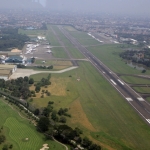 В Индонезии самолет при посадке сбил корову