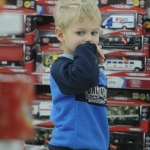 В России мать жестоко избила своего ребенка за шоколадку (ВИДЕО)