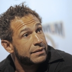 Гитарист группы Bloodhound Gang помочился на украинский флаг (ВИДЕО)