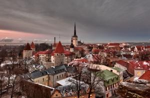 В Риге по крышам машин прыгал полуголый мужчина