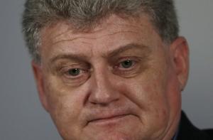 Отец Эдварда Сноудена не может вылететь в Москву