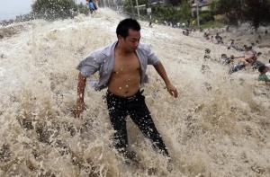 Япония эвакуирует 500 тысяч домохозяйств из-за тайфуна