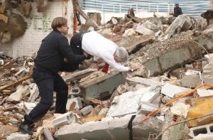 Президент Чили упал с развалин разрушенного дома (ВИДЕО)