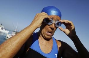 64-летняя пловчиха из США переплывает Флоридский пролив