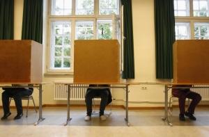 Жители Германии голосуют на выборах в парламент