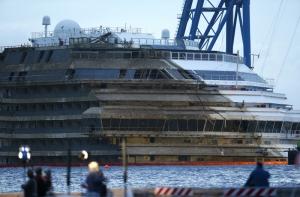 Пассажирка Costa Concordia отрицает личную связь с капитаном лайнера