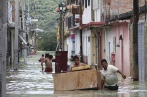 Число жертв штормов в Месксике подбирается к сотне