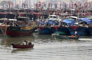 У берегов Китая во время тайфуна пропали 74 рыбака