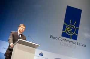 Домбровскис: введение евро станет отправной точкой для развития
