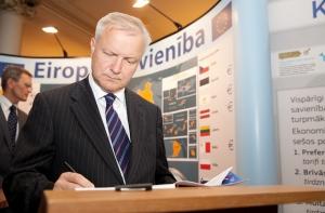 Еврокомиссар указал Латвии на недоработки