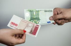 Период одновременных расчетов в латах и евро продлен не будет