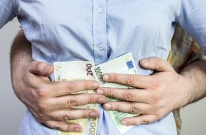 Газета: известные в обществе люди не хотят отдавать долги