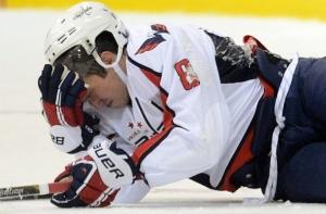 Овечкин получил клюшкой по лицу и не сразу смог подняться