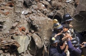 Спасатели вытащили более 40 человек из-под обломков здания в Индии