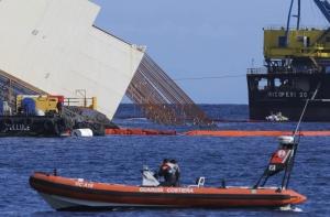 ПРЯМАЯ ВИДЕОТРАНСЛЯЦИЯ: Costa Concordia оторвали от грунта и подняли на метр