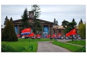 Нацблок возмутили советские флаги на аэродроме