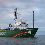 Задержанное пограничниками судно Greenpeace доставлено в Мурманск