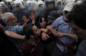 Демонстрантов в Стамбуле разогнали слезоточивым газом и водометами