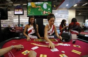 Сыну главы МИДа Франции простили $1 млн