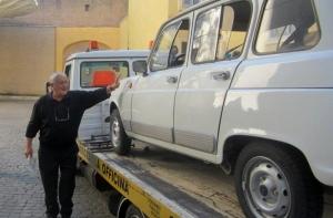 Папа Римский пересел на старенький Renault
