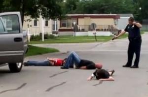 Издевательство полицейского над семьей вызвало скандал в США (ВИДЕО)